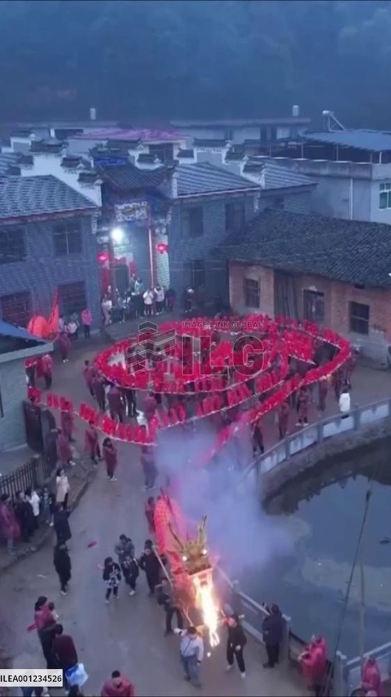 Bench dragon lantern parade celebrates Spring Festival in China's Hubei
