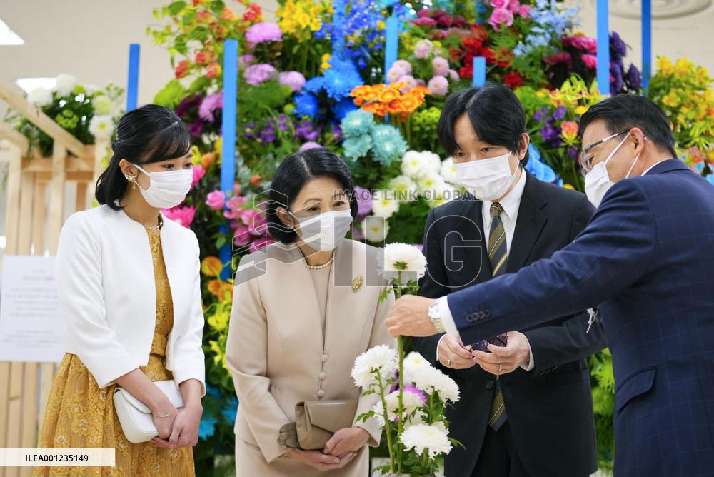 Royal family at flower exhibition