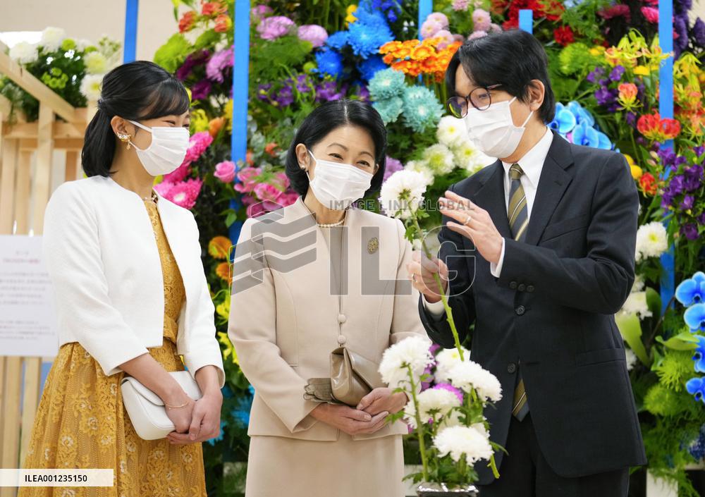 Royal family at flower exhibition