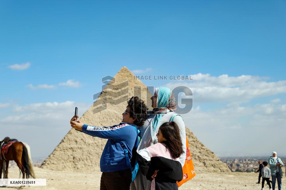 EGYPT-GIZA-TOURISM-REVENUES-RECORD HIGH