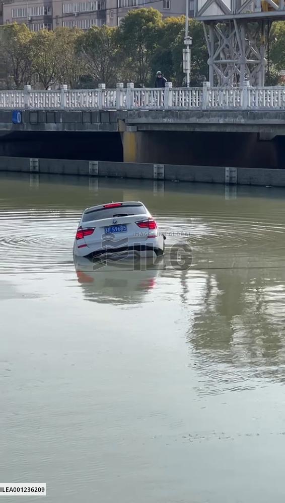 Passersby save driver trapped in car in river
