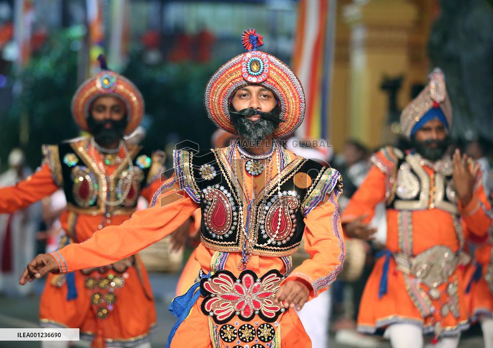 SRI LANKA-COLOMBO-NAVAM PERAHERA-FESTIVAL