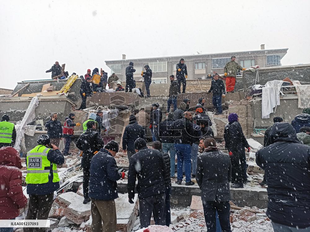 Xinhua Headlines: Rescue efforts intensify as devastating earthquakes kill about 5,000 in Türkiye, Syria