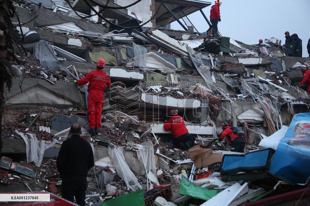 Xinhua Headlines: Int'l rescuers rush to aid quake-hit areas, as U.S. sanctions hamper relief work