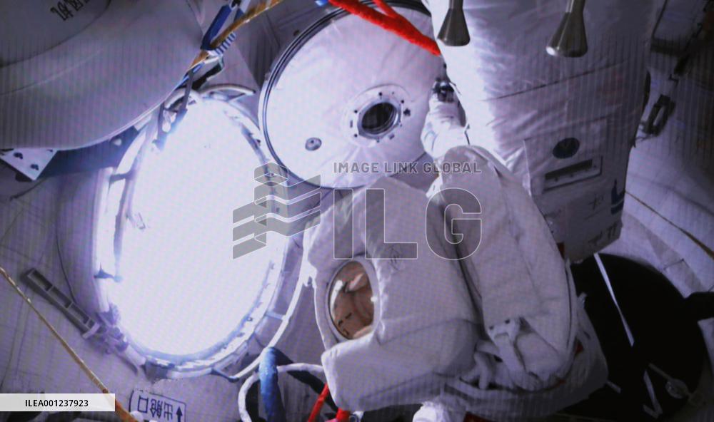 (EyesonSci)CHINA-SHENZHOU-15-TAIKONAUTS-EXTRAVEHICULAR ACTIVITIES-COMPLETION (CN)