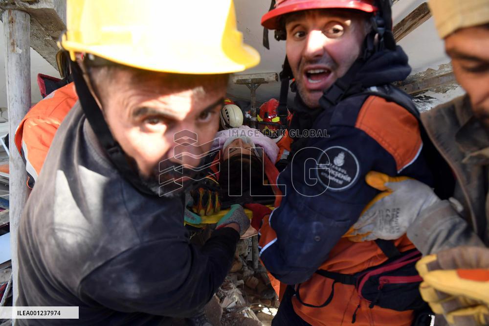 TÜRKIYE-HATAY-EARTHQUAKES-CHINESE RESCUE TEAM-WOMAN SURVIVOR-RESCUE