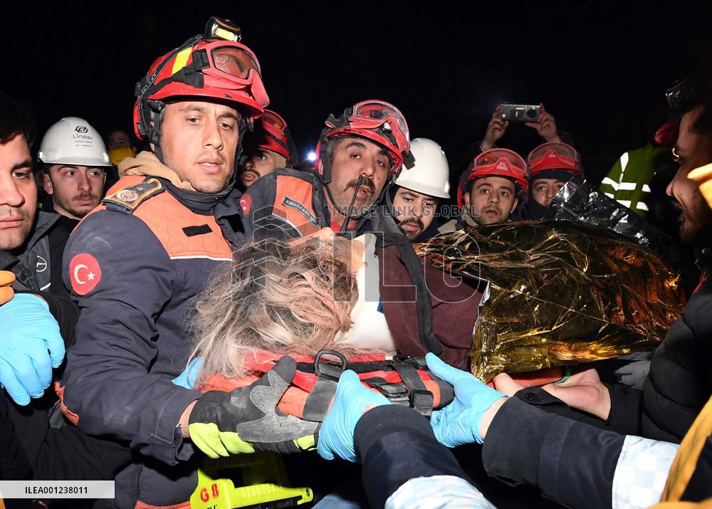 TÜRKIYE-HATAY-EARTHQUAKES-CHINESE RESCUE TEAM-WOMAN SURVIVOR-RESCUE
