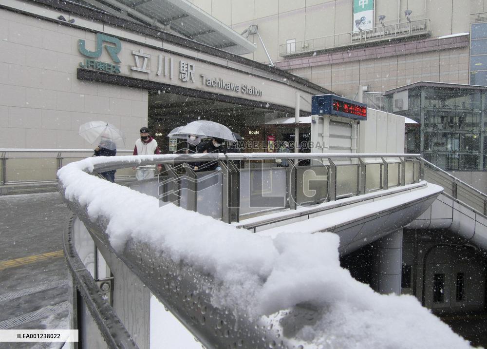 Heavy snow in Japan