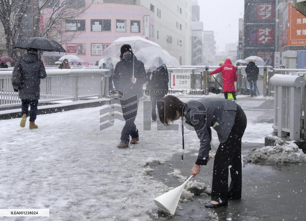 Heavy snow in Japan