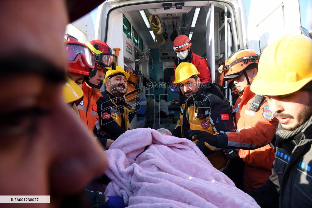 TÜRKIYE-HATAY-EARTHQUAKES-CHINESE RESCUE TEAM-WOMAN SURVIVOR-RESCUE