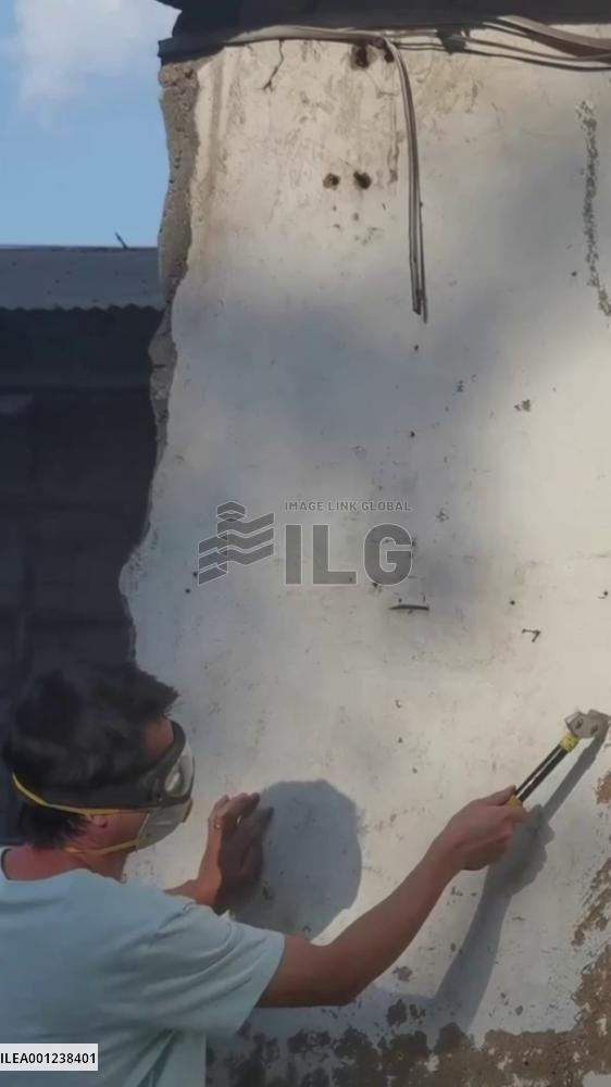 Chinese artist creates murals with hand shovel