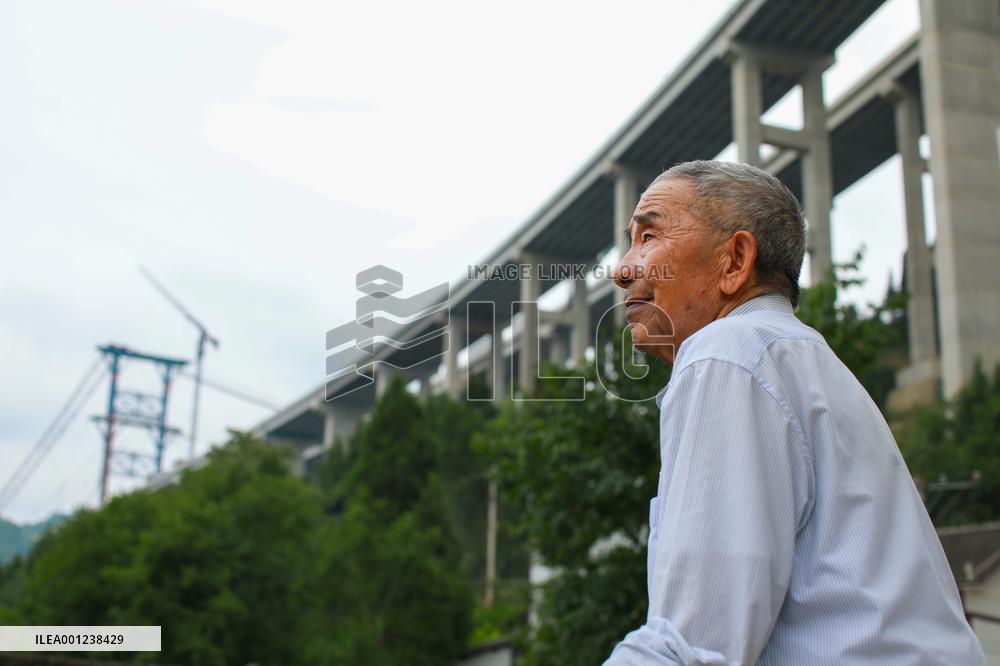 Xinhua Headlines: Bridges bring benefits to China's mountainous province