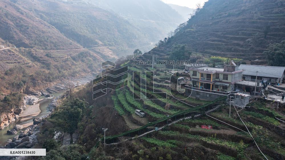 Xinhua Headlines: Bridges bring benefits to China's mountainous province