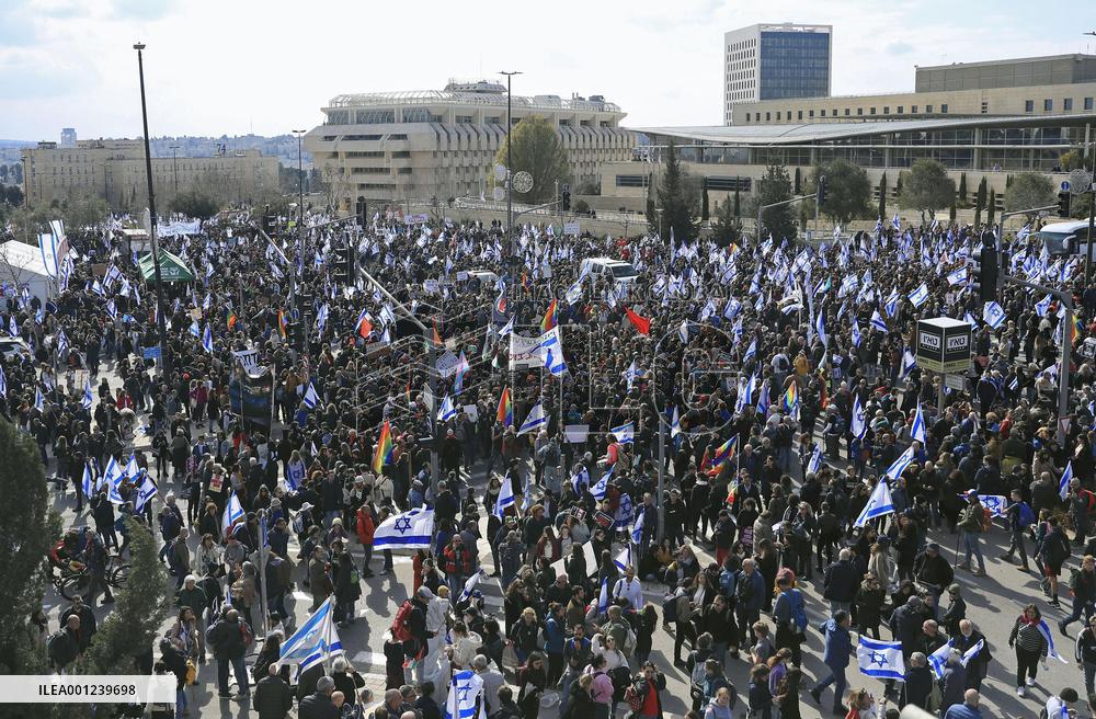 Mass protest outside Israeli parliament