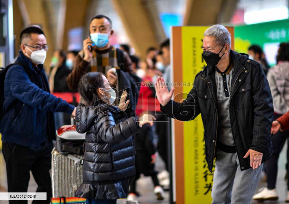 Xinhua Headlines: China's optimized COVID response revives holiday travel buzz