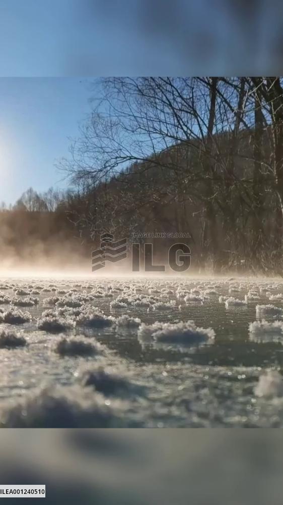 Amazing scenery of frozen river melting in N China