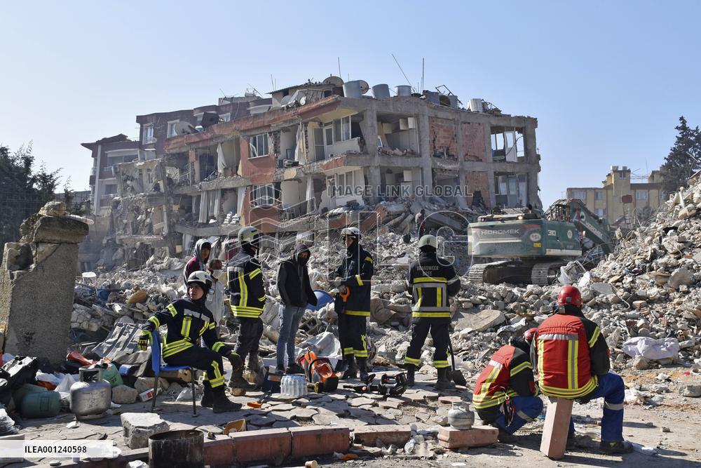 Ukrainian rescue workers help quake-hit Turkey