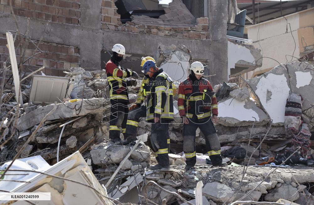 Ukrainian rescue workers help quake-hit Turkey