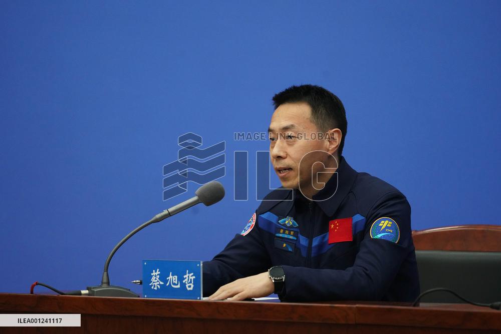 CHINA-BEIJING-SHENZHOU-14-ASTRONAUTS-PRESS CONFERENCE (CN)