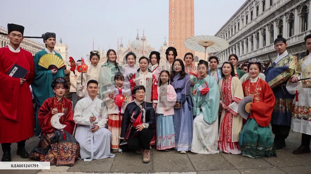 Chinese traditional clothing makes debut at Venice Carnival