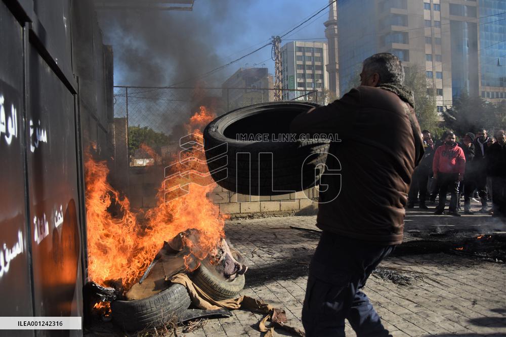 LEBANON-TRIPOLI-CENTRAL BANK-DEMONSTRATION