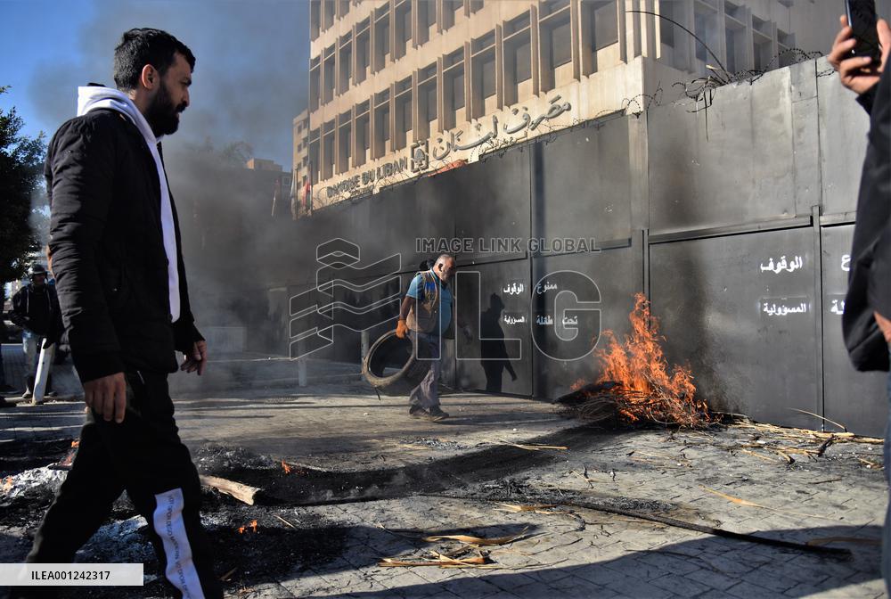 LEBANON-TRIPOLI-CENTRAL BANK-DEMONSTRATION
