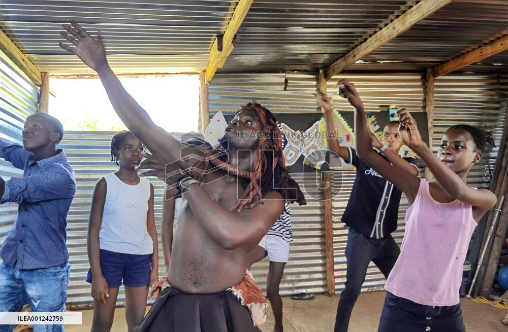 NAMIBIA-WINDHOEK-ART-DANCERS