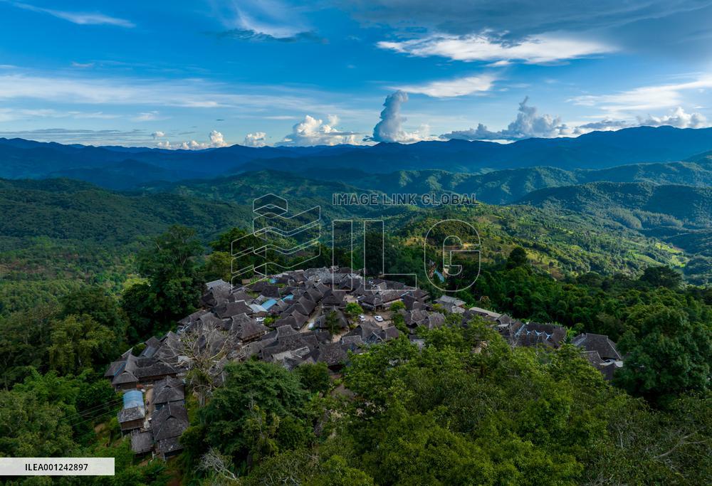 Xinhua Headlines: Interplay between traditional and modern enriches lives of China's ethnic minorities