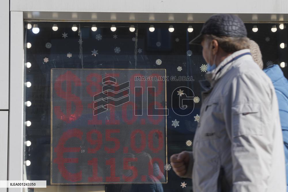 Xinhua Headlines: One year on, Ukraine crisis accentuates calls for peace