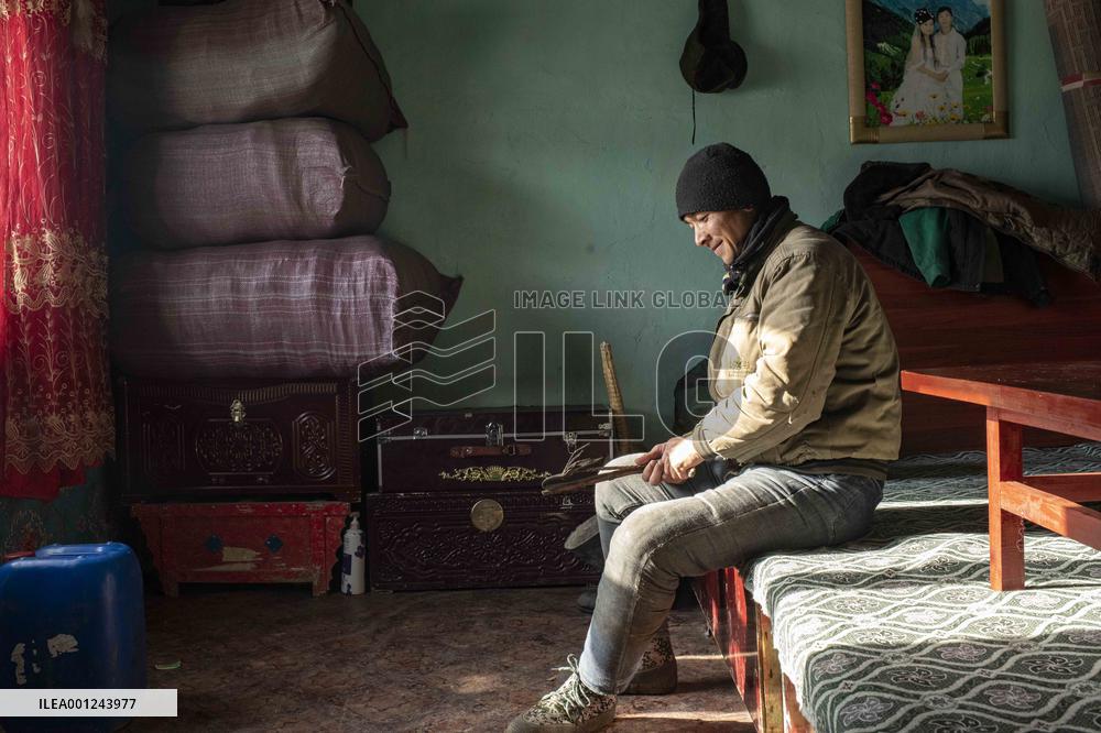 Xinhua Headlines: Xinjiang nomads ride modernization wave to new life