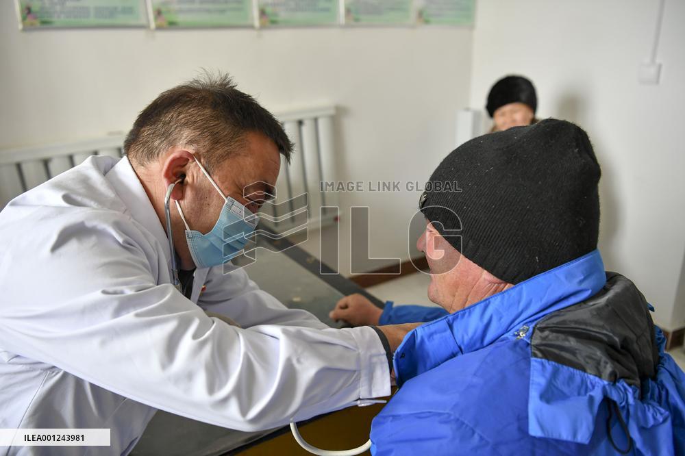 Xinhua Headlines: Xinjiang nomads ride modernization wave to new life