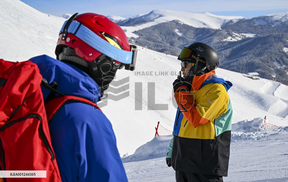 (SP)CHINA-XINJIANG-ALTAY-WINTER SPORTS-HOTSPOT-SKIERS (CN)