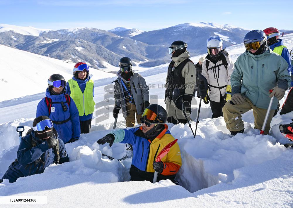 (SP)CHINA-XINJIANG-ALTAY-WINTER SPORTS-HOTSPOT-SKIERS (CN)