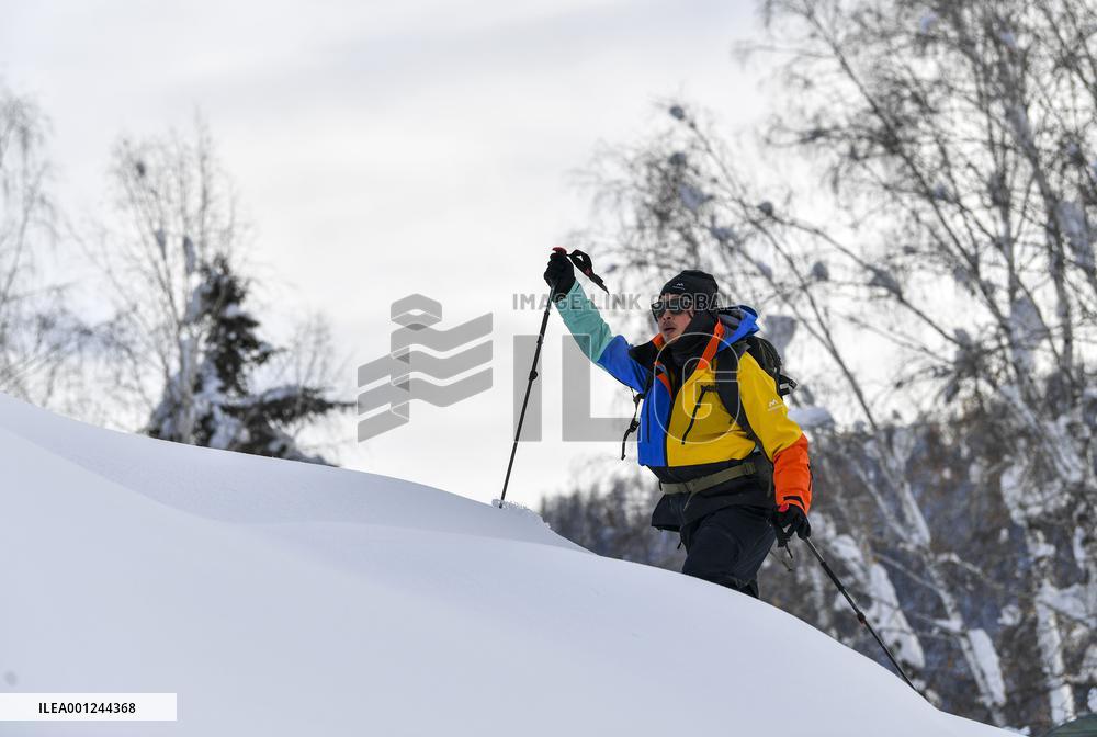 (SP)CHINA-XINJIANG-ALTAY-WINTER SPORTS-HOTSPOT-SKIERS (CN)
