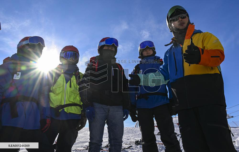 (SP)CHINA-XINJIANG-ALTAY-WINTER SPORTS-HOTSPOT-SKIERS (CN)