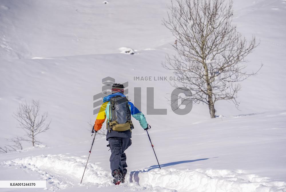(SP)CHINA-XINJIANG-ALTAY-WINTER SPORTS-HOTSPOT-SKIERS (CN)