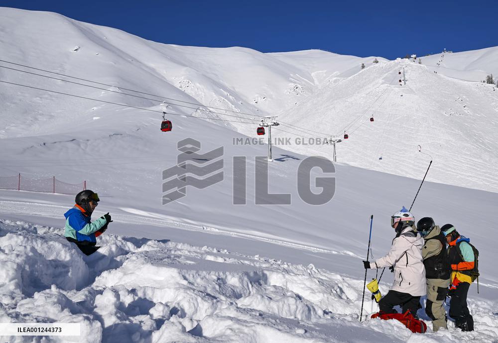 (SP)CHINA-XINJIANG-ALTAY-WINTER SPORTS-HOTSPOT-SKIERS (CN)