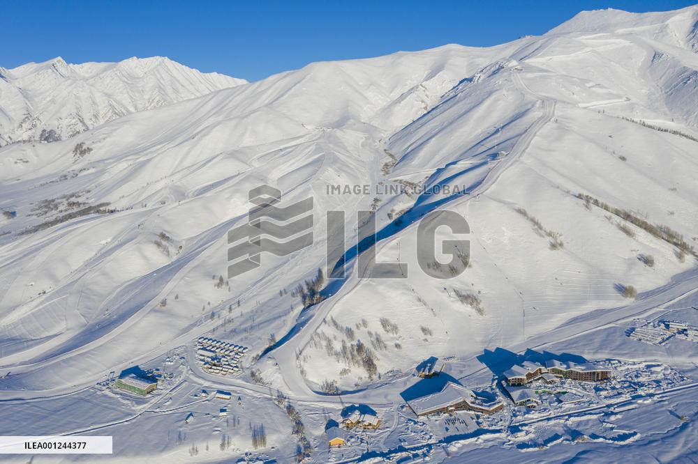 (SP)CHINA-XINJIANG-ALTAY-WINTER SPORTS-HOTSPOT-SKIERS (CN)
