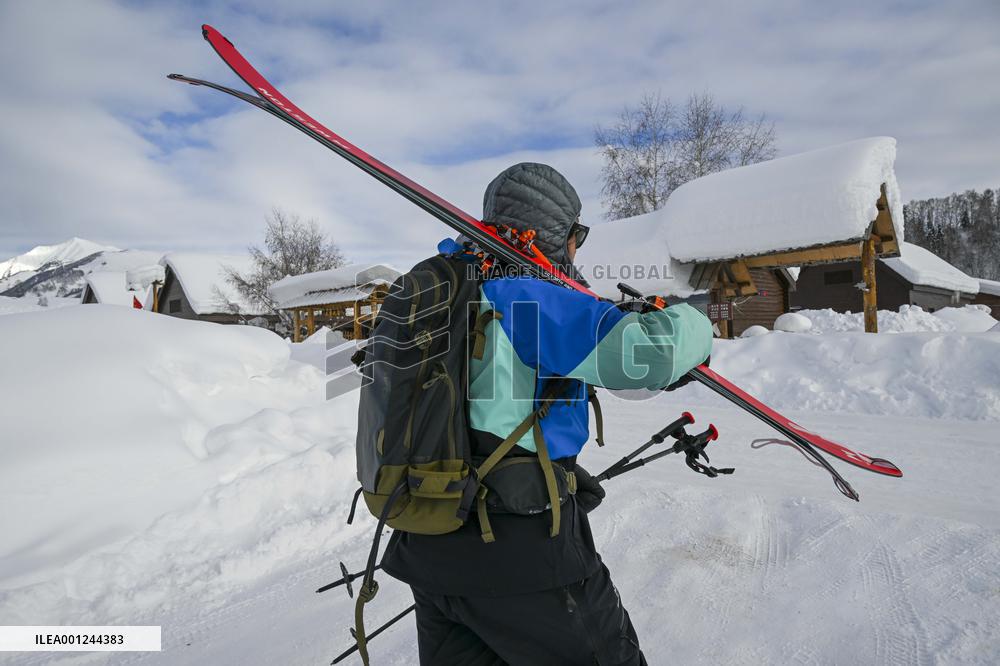 (SP)CHINA-XINJIANG-ALTAY-WINTER SPORTS-HOTSPOT-SKIERS (CN)