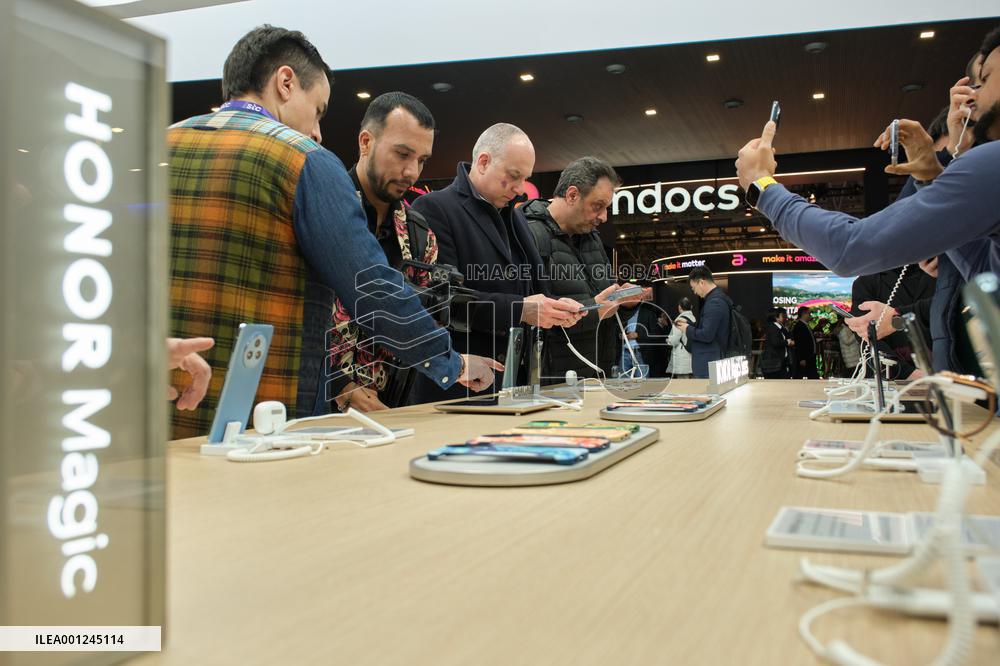 SPAIN-BARCELONA-MWC-HONOR-PRODUCTS