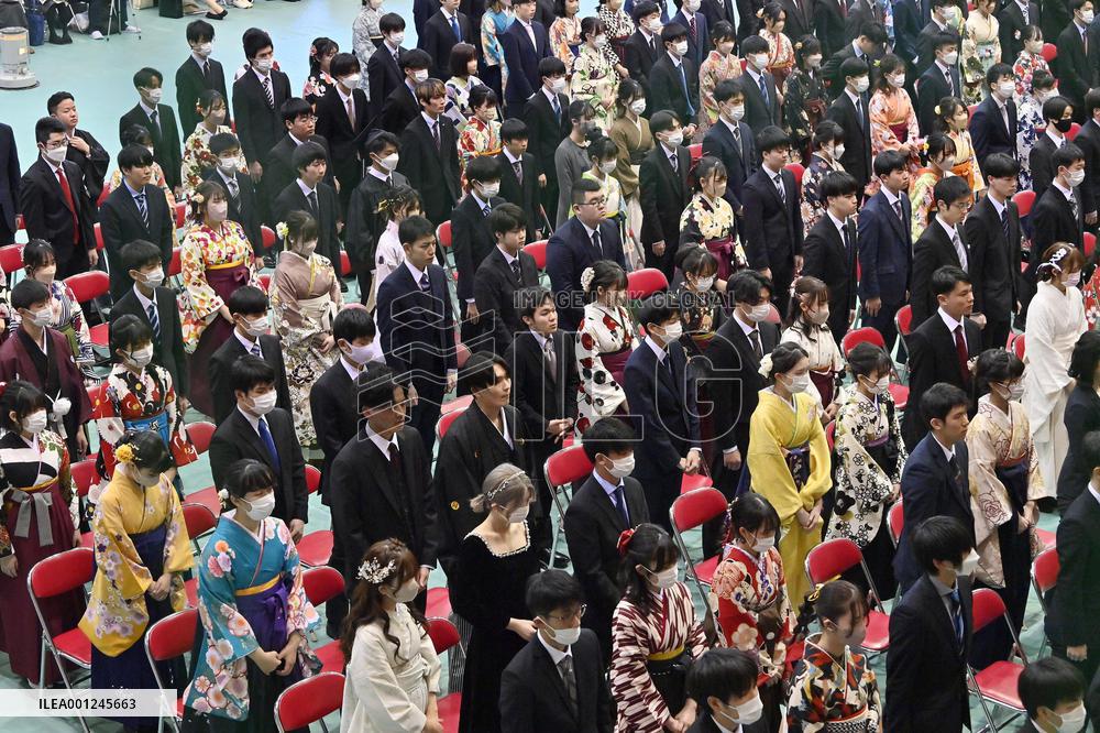 Face masks at school graduation ceremonies