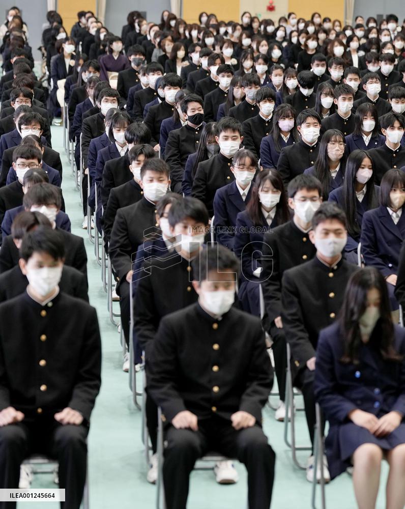Face masks at school graduation ceremonies