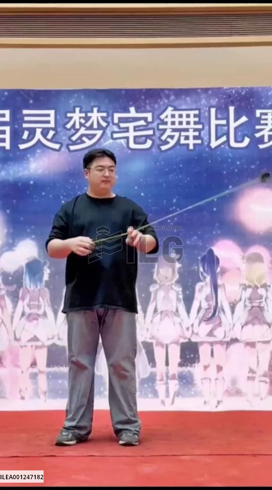Chinese man shows amazing yo-yo tricks