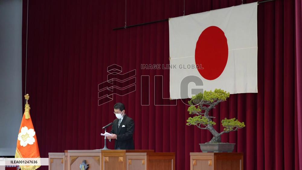 Face masks at school graduation ceremonies