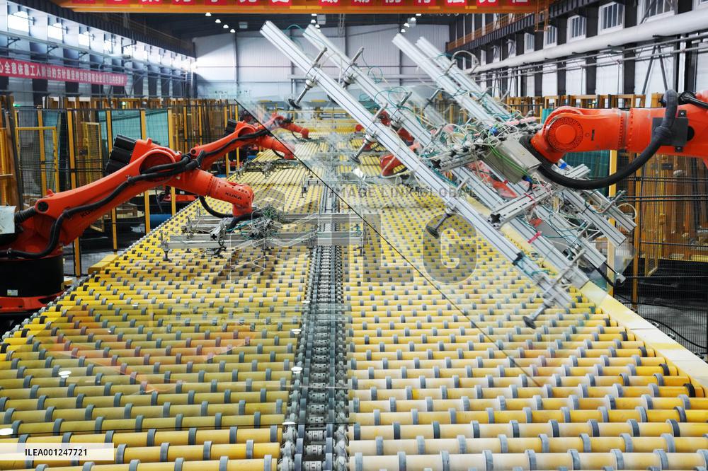 Xinhua Headlines: Decoding China's economic recovery at "two sessions"