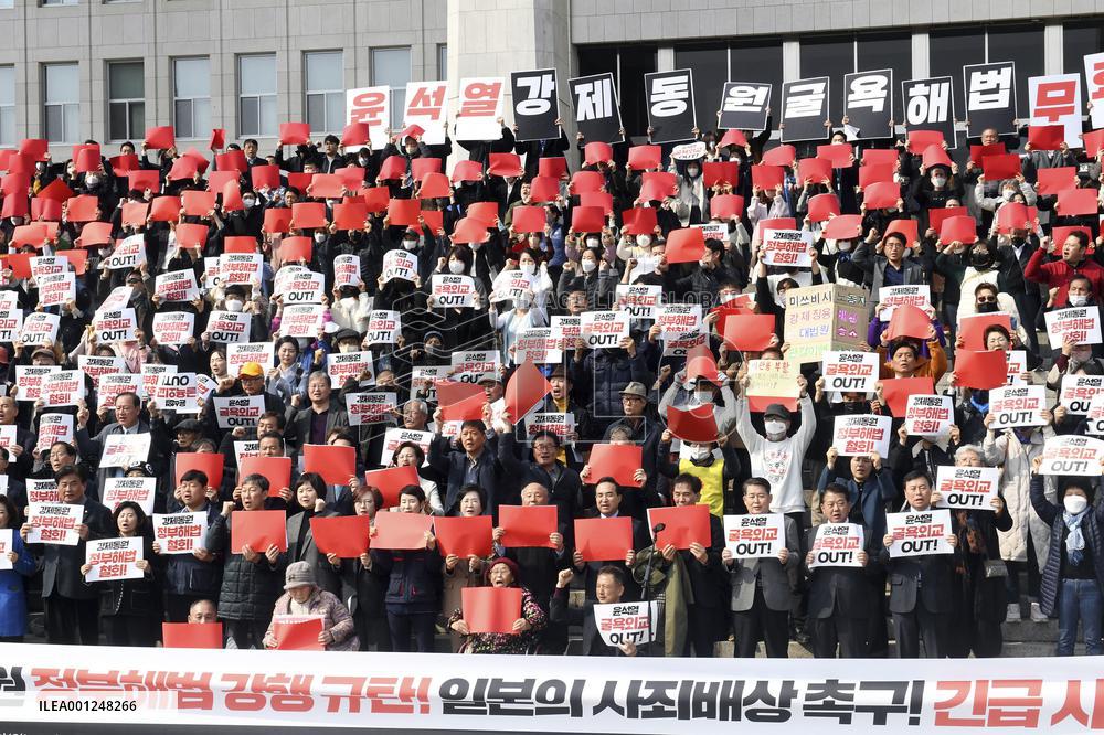 Protest against gov't solution to wartime labor row with Japan
