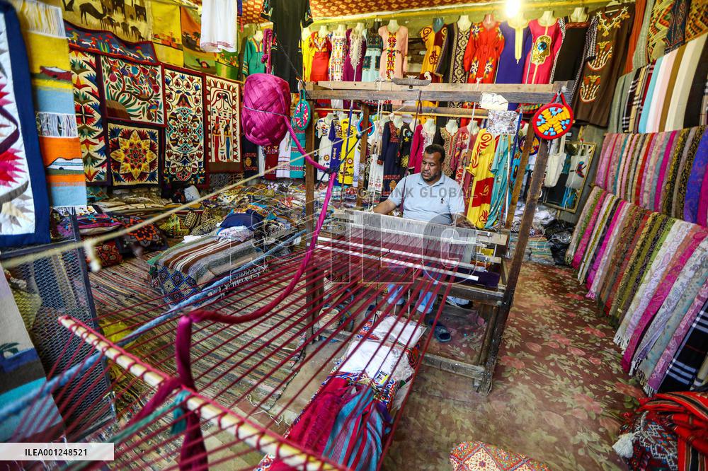 EGYPT-ASWAN-GHARB SOHAIL-NUBIAN VILLAGE-WEAVING