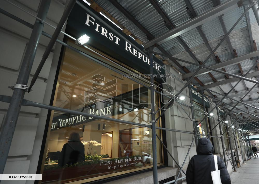 NEW YORK-FIRST REPUBLIC BANK-STOCKS-FALL