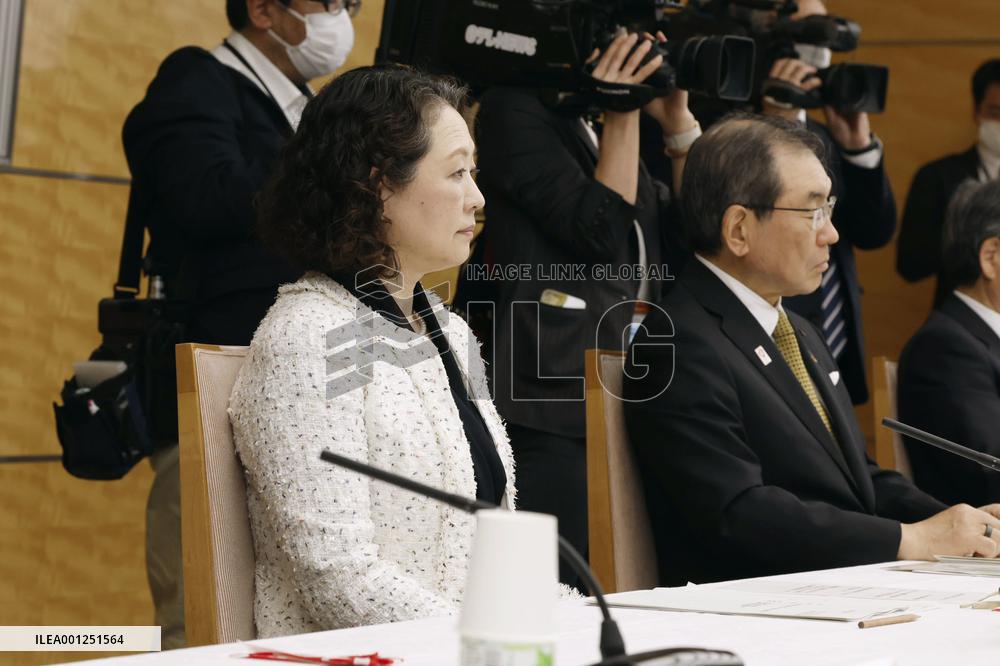 Japan's government holds meeting on wage hike