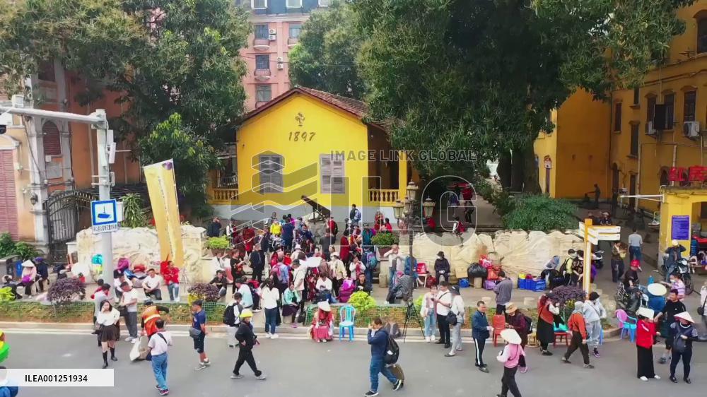China-Vietnam border port witnesses resumption of outbound group tours
